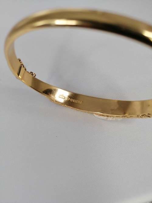 A STUNNING ANTIQUE YELLOW  9ct GOLD GARNET SET BANGLE