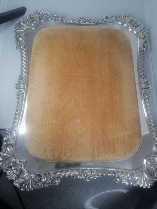 A STYLISH VINTAGE SILVER PLATED BREAD/CHEESE BOARD WITH WOODEN INSERT