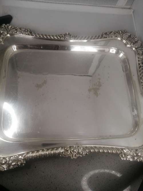 A STYLISH VINTAGE SILVER PLATED BREAD/CHEESE BOARD WITH WOODEN INSERT