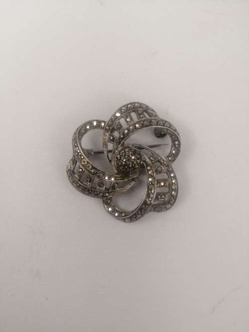 A VINTAGE STERLING SILVER MARCASITE BROOCH