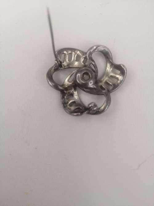 A VINTAGE STERLING SILVER MARCASITE BROOCH