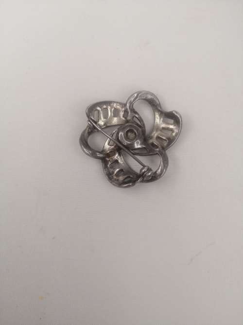 A VINTAGE STERLING SILVER MARCASITE BROOCH