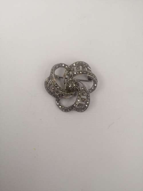 A VINTAGE STERLING SILVER MARCASITE BROOCH