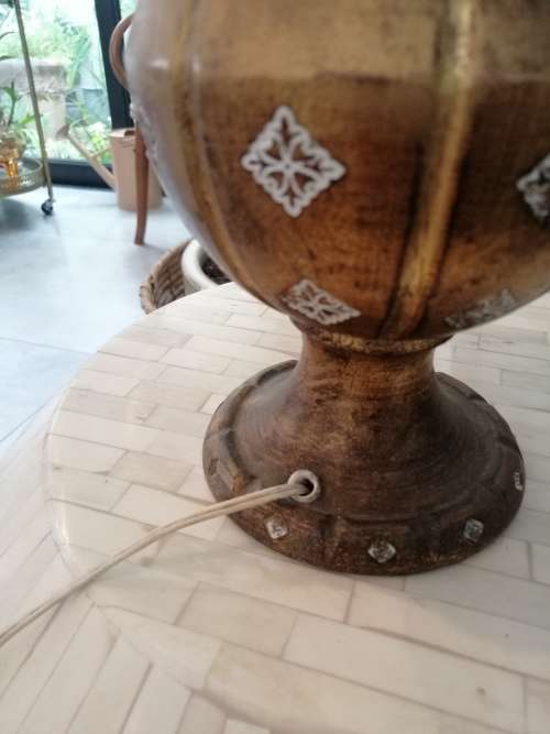 A VINTAGE VERY GOOD QUALITY CERAMIC LAMP AND SHADE