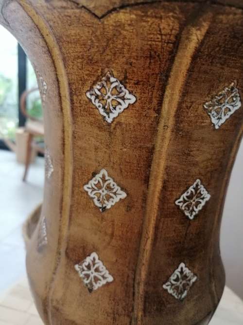A VINTAGE VERY GOOD QUALITY CERAMIC LAMP AND SHADE