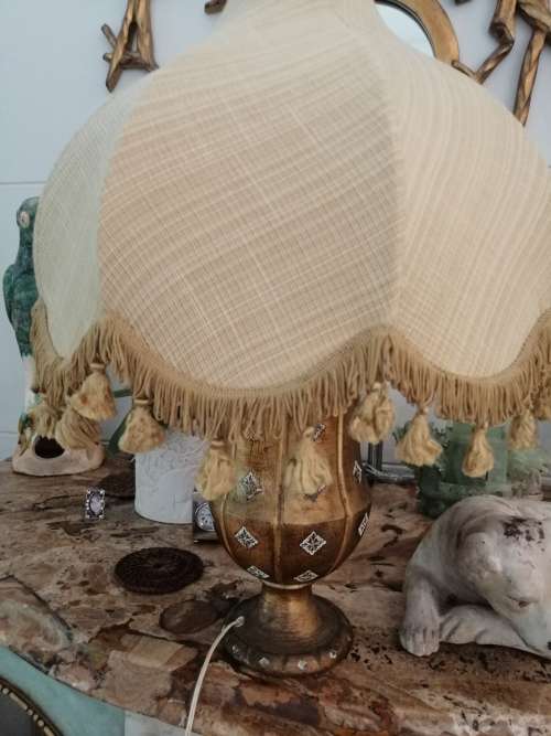 A VINTAGE VERY GOOD QUALITY CERAMIC LAMP AND SHADE