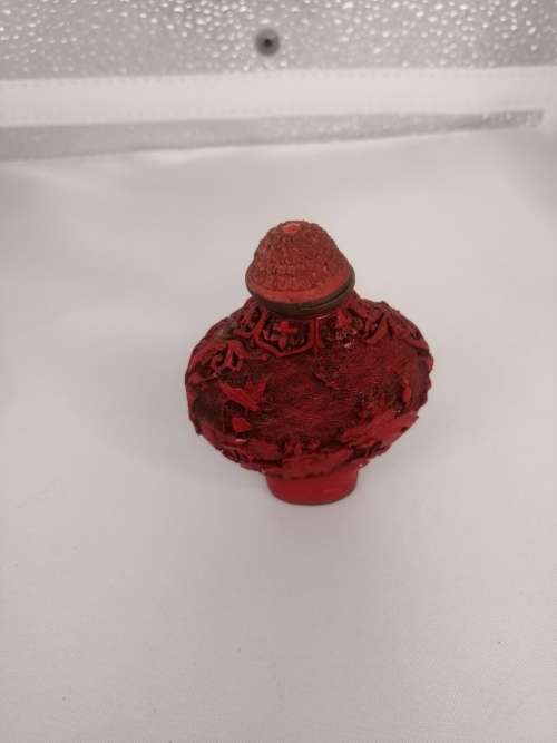 FINELY CARVED OLD CHINESE RED CINNABAR SNUFF/PERFUME BOTTLE SIGNED