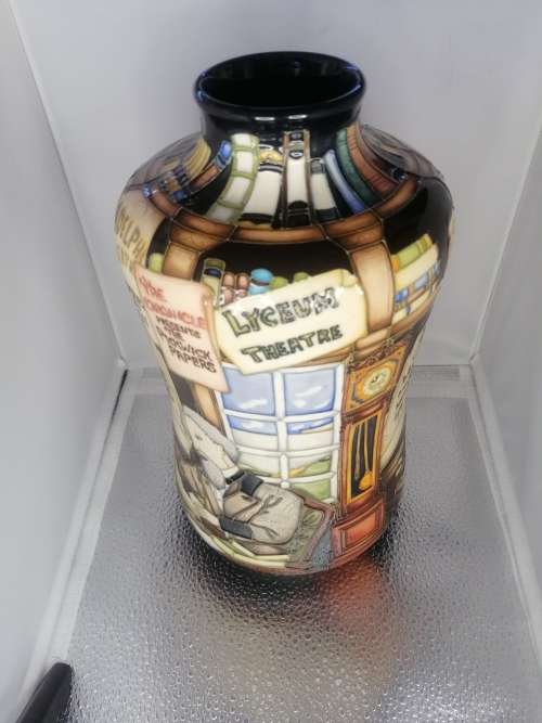 AN OUTSTANDING STUNNING MOORCROFT CHARLES DICKENS LIMITED EDITION 2012