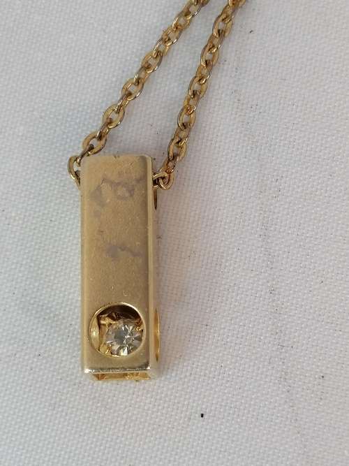 A  BEAUTIFUL SMALL  GOLD PLATED BAR PENDANT WITH A CZ ON A MARKED CHAIN ,