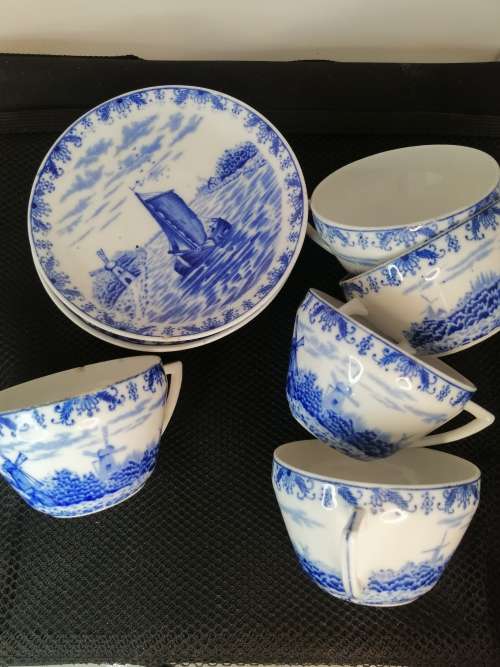 A PRETTY SET OF 5 ANTIQUE DUTCH EXPRESSO CUPS AND SAUCERS