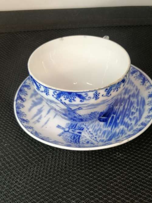 A PRETTY SET OF 5 ANTIQUE DUTCH EXPRESSO CUPS AND SAUCERS