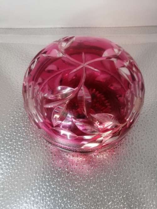 AN OUTSTANDING QUALITY RUBY AND CLEAR CUT GLASS TRINKET BOWL