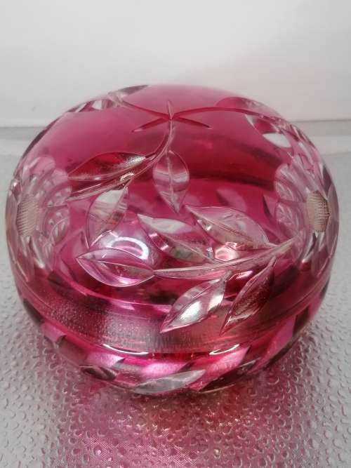 AN OUTSTANDING QUALITY RUBY AND CLEAR CUT GLASS TRINKET BOWL