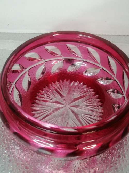 AN OUTSTANDING QUALITY RUBY AND CLEAR CUT GLASS TRINKET BOWL