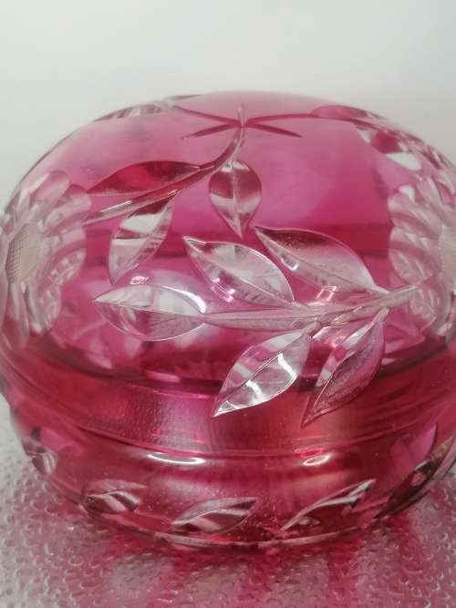 AN OUTSTANDING QUALITY RUBY AND CLEAR CUT GLASS TRINKET BOWL