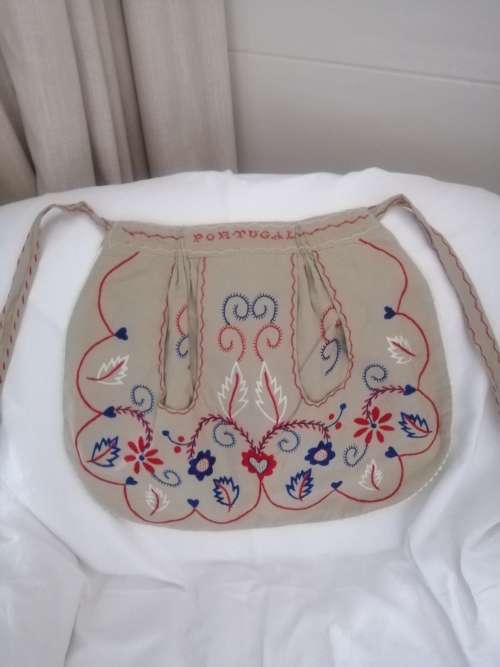VINTAGE HAND EMBROIDERED HALF APRON STUNNING ICONIC DETAIL PORTUGAL FOLK ART