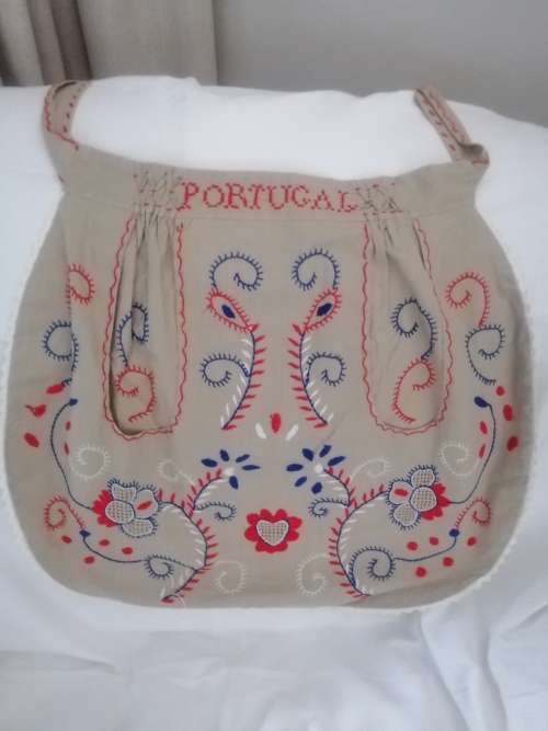 VINTAGE HAND EMBROIDERED HALF APRON STUNNING ICONIC DETAIL PORTUGAL FOLK ART