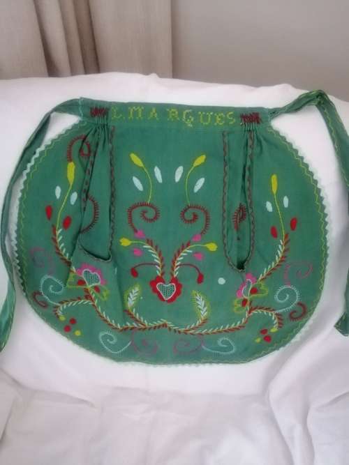 VINTAGE HAND EMBROIDERED HALF APRON STUNNING ICONIC DETAIL PORTUGAL FOLK ART
