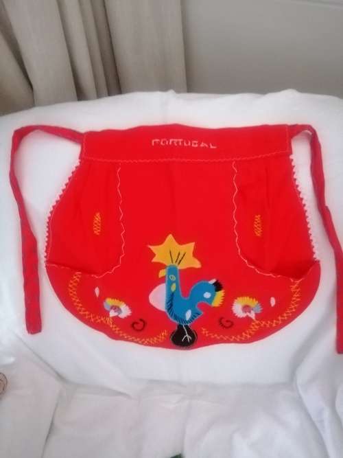 VINTAGE HAND EMBROIDERED HALF APRON STUNNING ICONIC DETAIL PORTUGAL FOLK ART