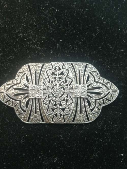 A BEAUTIFUL STERLING SILVER AND MARCASITE ART DECO BROOCH