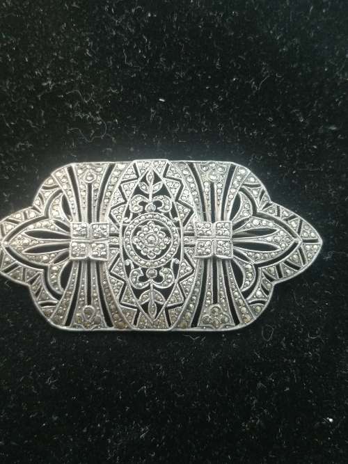 A BEAUTIFUL STERLING SILVER AND MARCASITE ART DECO BROOCH