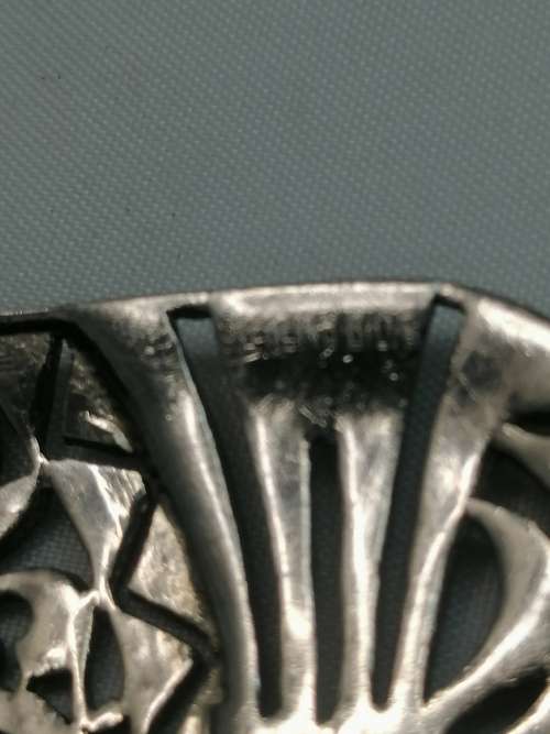 A BEAUTIFUL STERLING SILVER AND MARCASITE ART DECO BROOCH