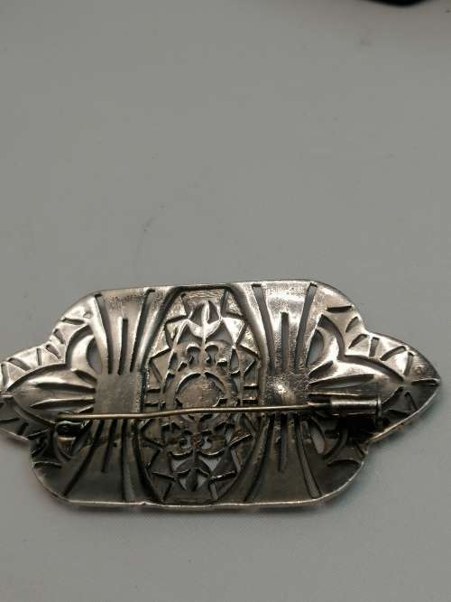 A BEAUTIFUL STERLING SILVER AND MARCASITE ART DECO BROOCH
