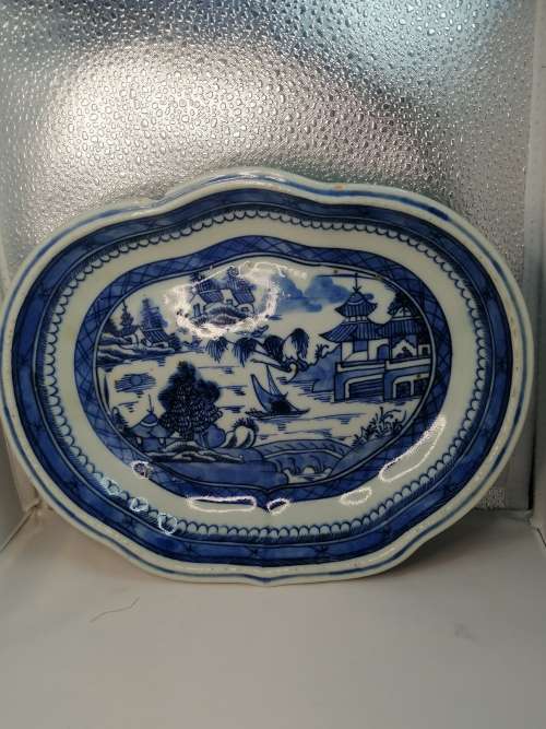 18 TH CENTURY CHINESE EXPORT BLUE AND WHITE CANTON WARE PLATTER
