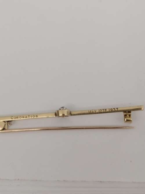 ART DECO, 14CT YELLOW AND WHITE GOLD BAR BROOCH SET WITH A ROSE CUT DIAMOND
