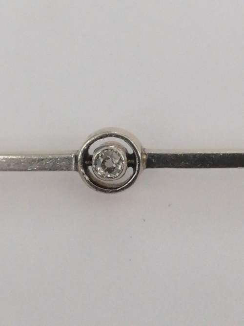 ART DECO, 14CT YELLOW AND WHITE GOLD BAR BROOCH SET WITH A ROSE CUT DIAMOND