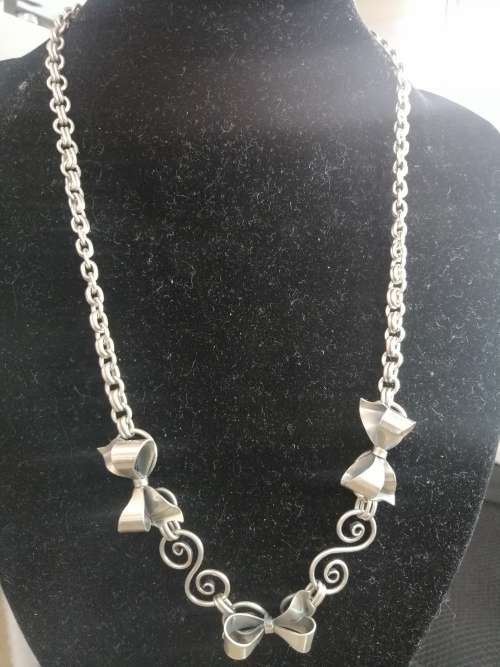 A STUNNING VINTAGE SWEDISH DESIGNER SILVER BOW NECKLACE