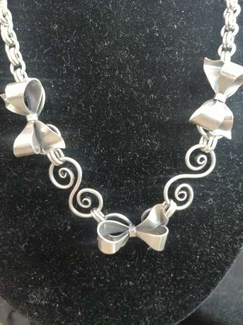 A STUNNING VINTAGE SWEDISH DESIGNER SILVER BOW NECKLACE
