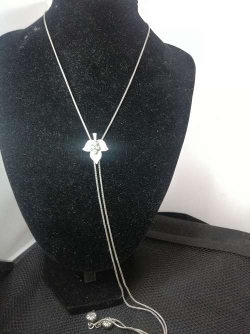 A PRETTY SILVERTONE?? CHAIN WITH AN ADJUSTABLE LEAF PENDANT