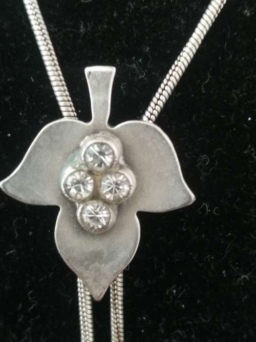 A PRETTY SILVERTONE?? CHAIN WITH AN ADJUSTABLE LEAF PENDANT