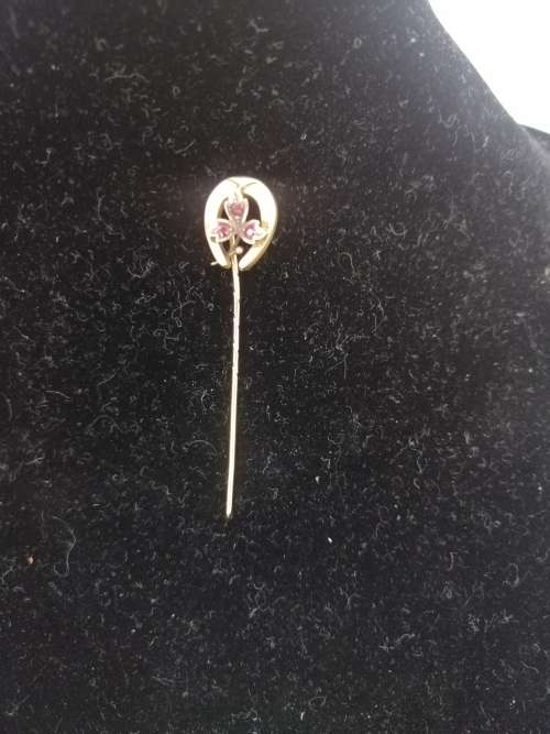 8CT YELLOW GOLD TIE PIN/STICK,HORSESHOE DESIGN  WITH THREE SMALL  AMETHYSTS IN THE FORM OF LEAVES