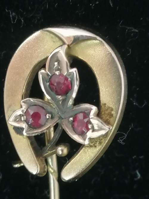8CT YELLOW GOLD TIE PIN/STICK,HORSESHOE DESIGN  WITH THREE SMALL  AMETHYSTS IN THE FORM OF LEAVES