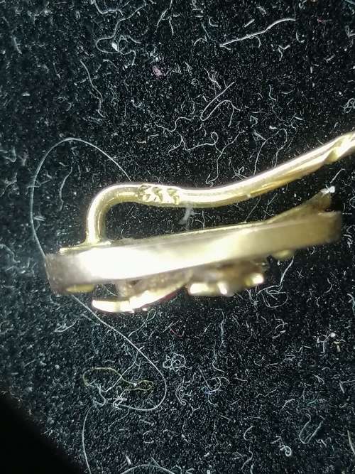 8CT YELLOW GOLD TIE PIN/STICK,HORSESHOE DESIGN  WITH THREE SMALL  AMETHYSTS IN THE FORM OF LEAVES