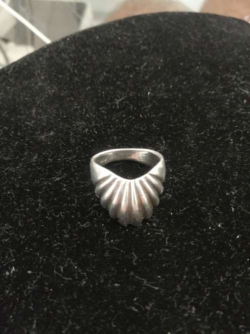 A PRETTY 925 SILVER RING