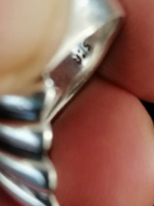 A PRETTY 925 SILVER RING