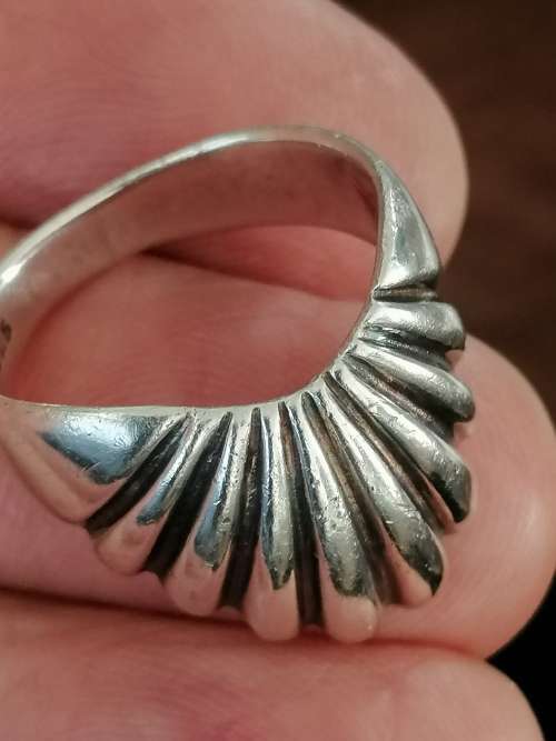 A PRETTY 925 SILVER RING