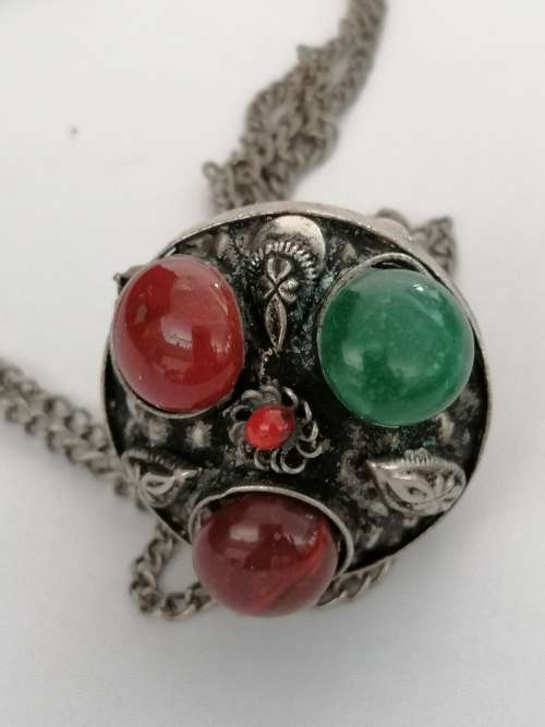 A TIBETIAN SILVER TONE PERFUME/OIL PENDANT WITH AGATES ON A SILVER CHAIN