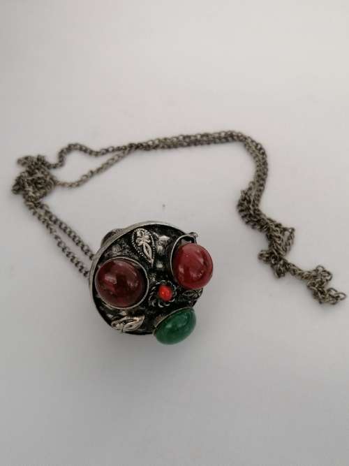 A TIBETIAN SILVER TONE PERFUME/OIL PENDANT WITH AGATES ON A SILVER CHAIN