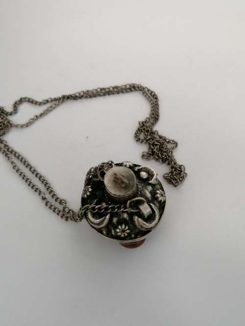 A TIBETIAN SILVER TONE PERFUME/OIL PENDANT WITH AGATES ON A SILVER CHAIN