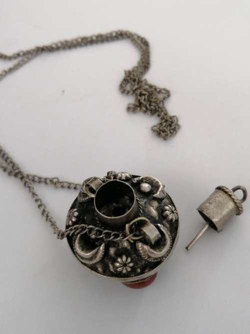 A TIBETIAN SILVER TONE PERFUME/OIL PENDANT WITH AGATES ON A SILVER CHAIN