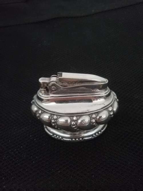 A VINTAGE SILVER PLATED RONSON TABLE LIGHTER, CROWN