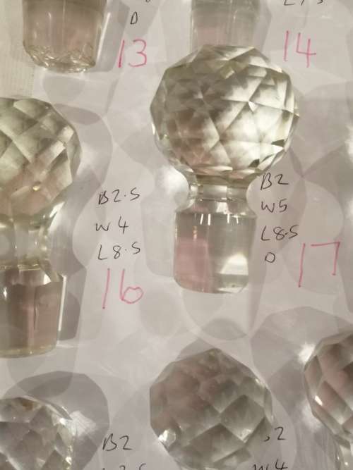 A SELECTION OF GOOD QUALITY CRYSTAL DECANTER STOPPERS ,SELLING PER ITEM