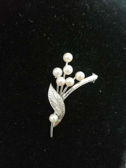 A PRETTY VINTAGE SILVER AND PEARL SPRAY BR0OCH