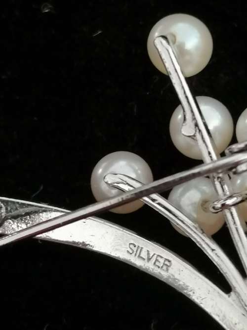 A PRETTY VINTAGE SILVER AND PEARL SPRAY BR0OCH