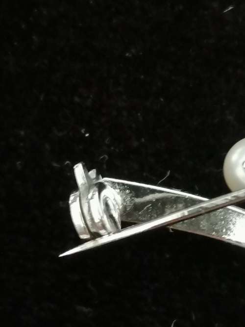 A PRETTY VINTAGE SILVER AND PEARL SPRAY BR0OCH