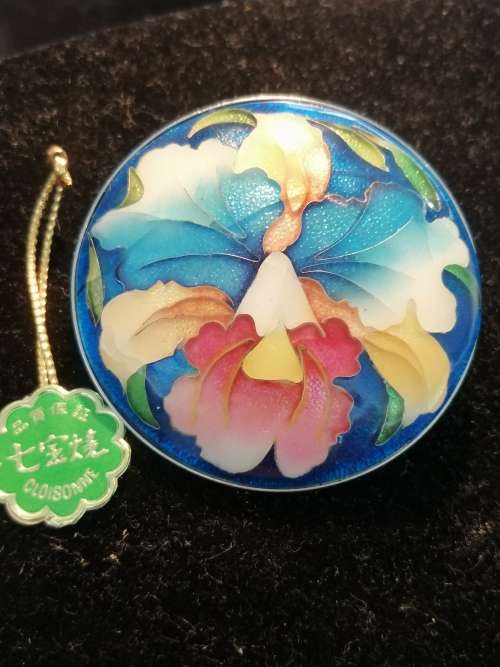 BEAUTIFUL VINTAGE JAPANESE CLOISSONE BROOCH DEPICTING AN ORCHID